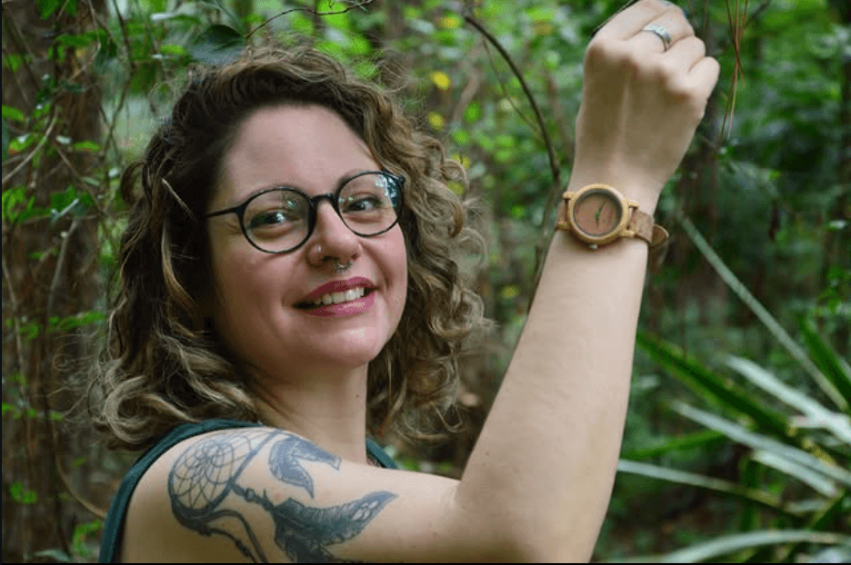 Luana, terapeuta holística em Santa Maria, ao ar livre e sorrindo